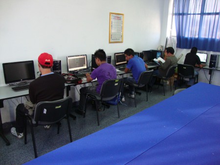 Alumnos trabajando