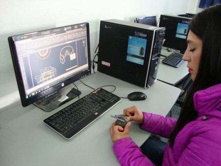 Midiendo y dibujando pieza mecánica