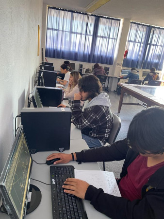 Alumnos en taller de dibujo