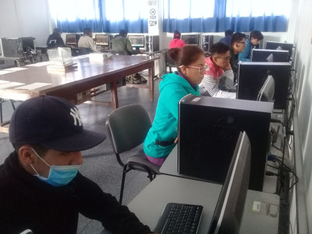 Alumnos trabajndo en el taller de dibujo
