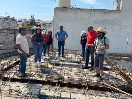 Alumno preguntando características de losa artesonada